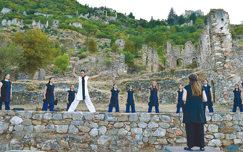 μουσικές-κόρες-σε-απόσταση-2393442