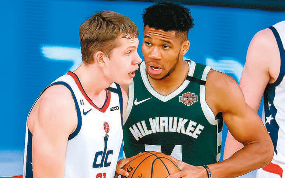 κουτούλησε-αντίπαλο-ο-αντετοκούνμπο-2392558