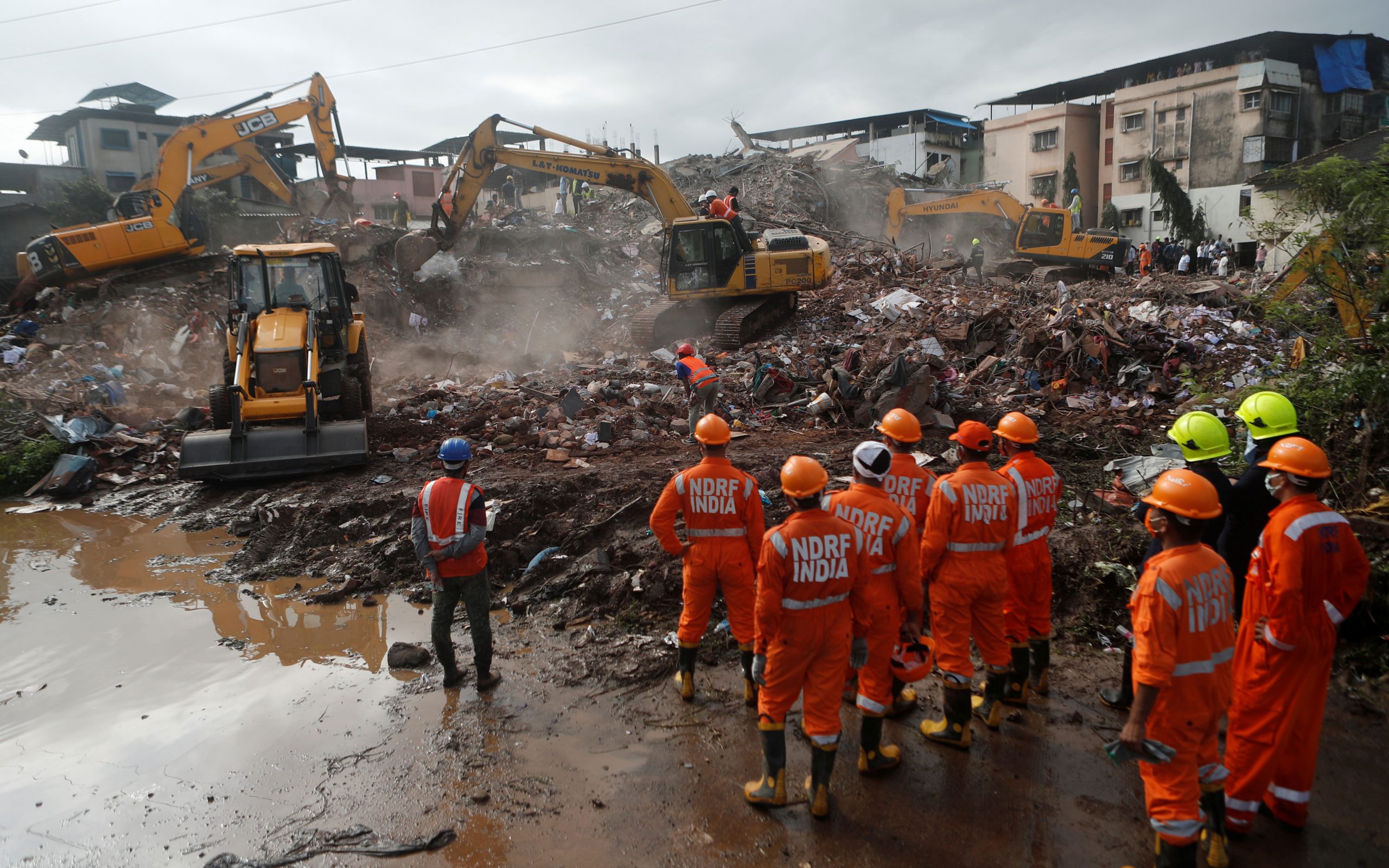 ινδία-ενας-νεκρός-και-30-παγιδευμένοι-α-2393958