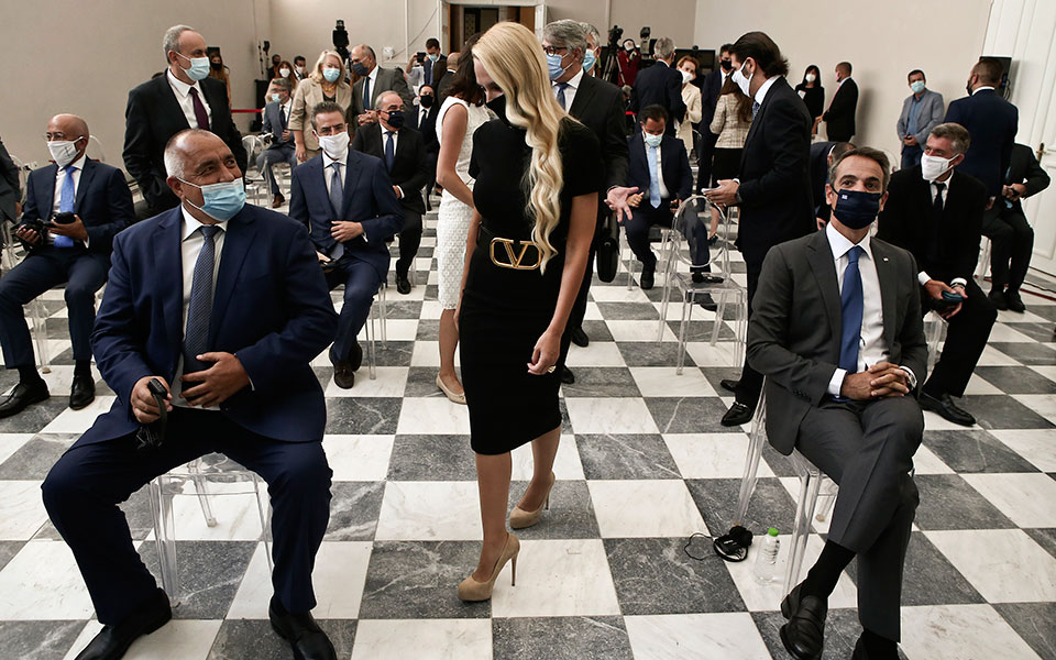 μεταξύ-αστείου-και-σοβαρού-2394058