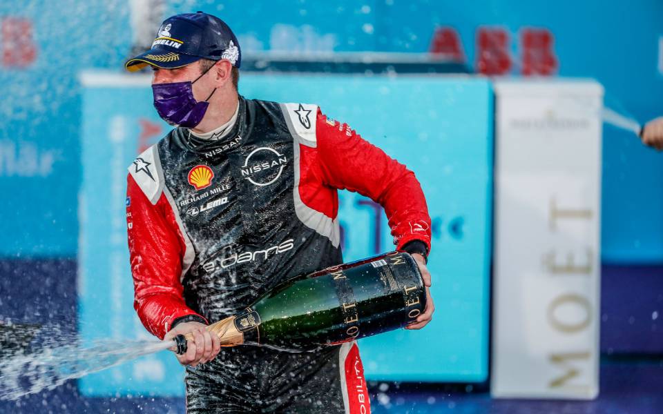 η-nissan-e-dams-σημειώνει-την-πρώτη-νίκη-της-στους-2392846