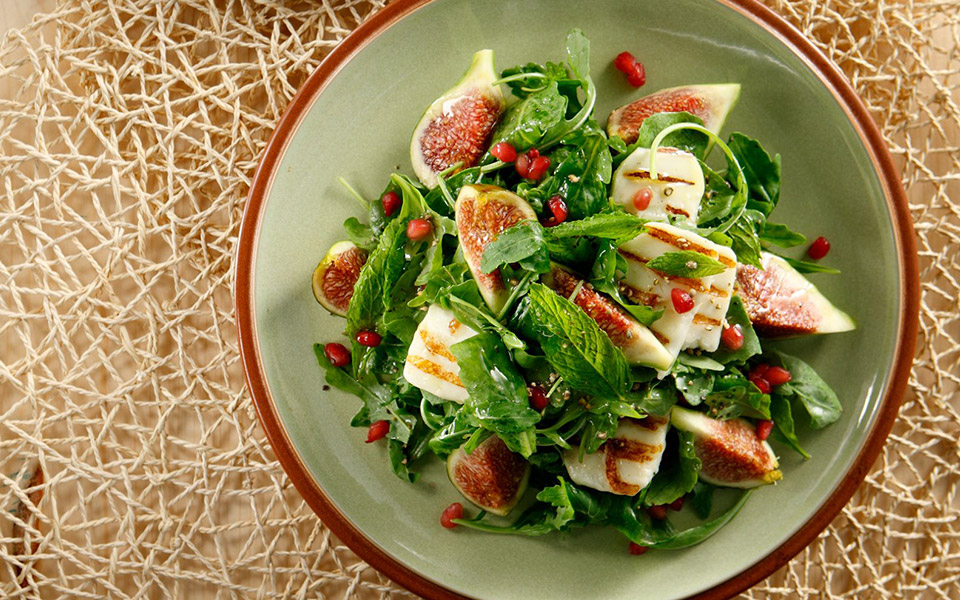σαλάτα-με-σύκα-μπέικον-και-χαλούμι-2393472