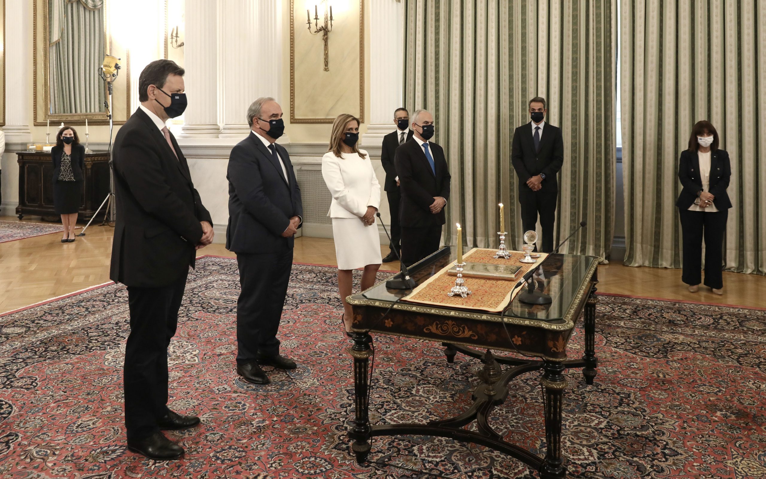 με-μάσκες-η-ορκωμοσία-των-νέων-μελών-τη-2391568