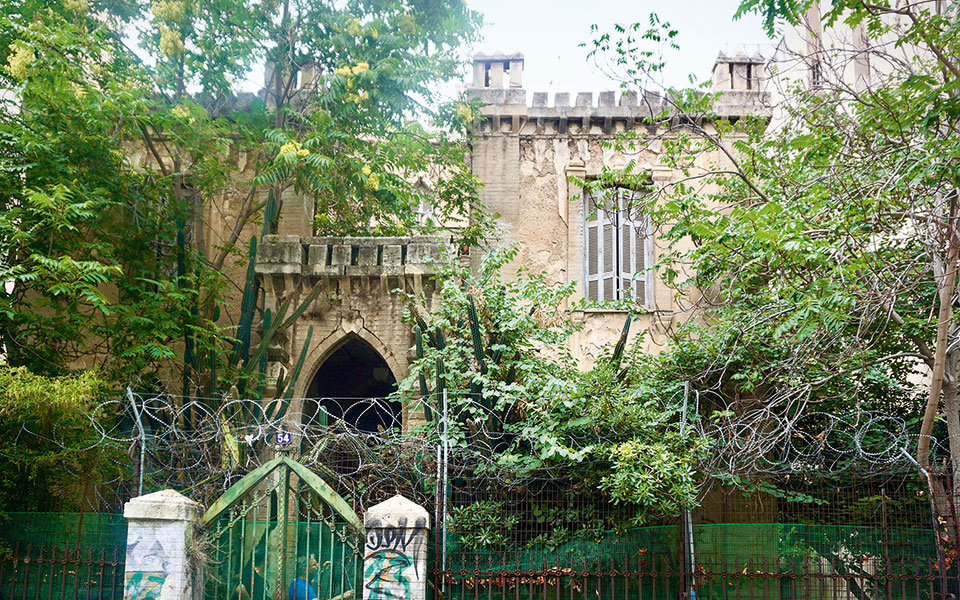 ο-νεογοτθικός-πύργος-της-οδού-θήρας-2394520