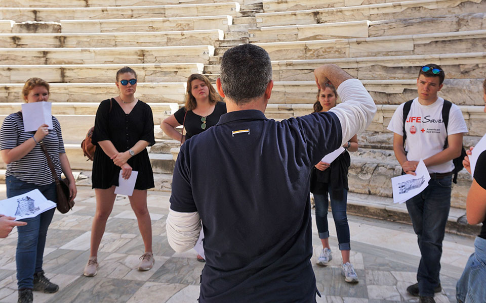 collegeyearinathens-ο-ανθεκτικός-θεσμός-της-εκπαιδευτ-2394683