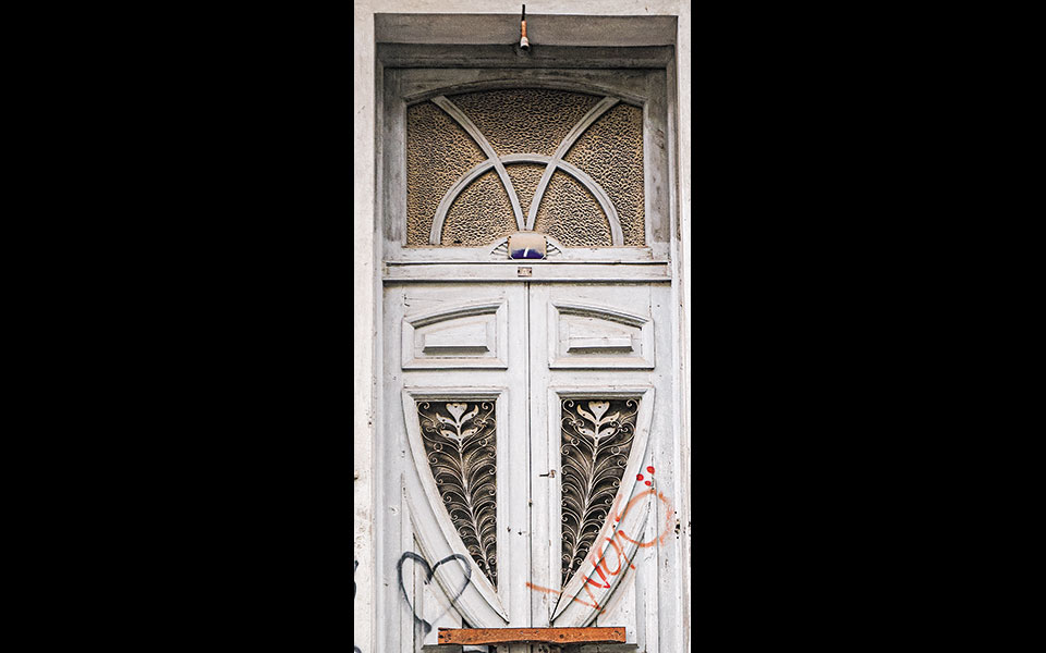 μπροστά-σε-μια-καρφωμένη-πόρτα-στην-οδ-2394517