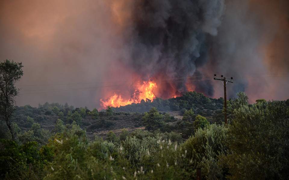 σε-εξέλιξη-πυρκαγιές-σε-χανιά-και-χίο-2392491