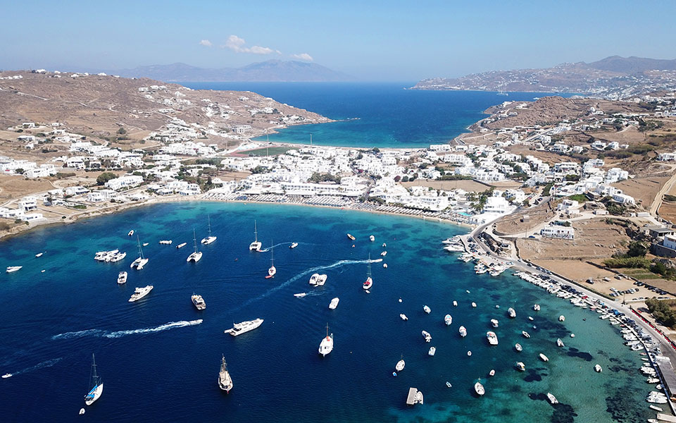 στο-μικροσκόπιο-μύκονος-σαντορίνη-2393772