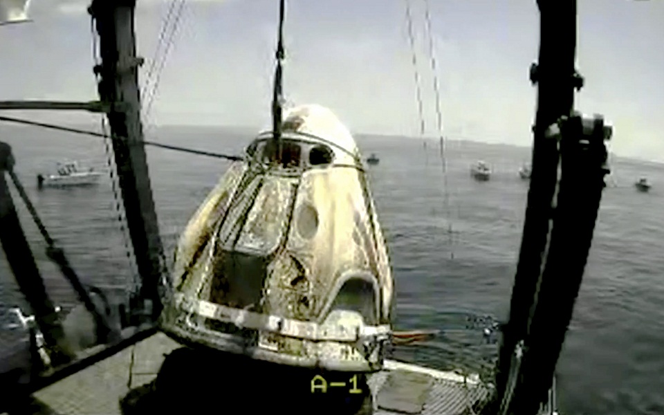 ηπα-η-κάψουλα-της-spacex-επέστρεψε-στη-γη-2391228