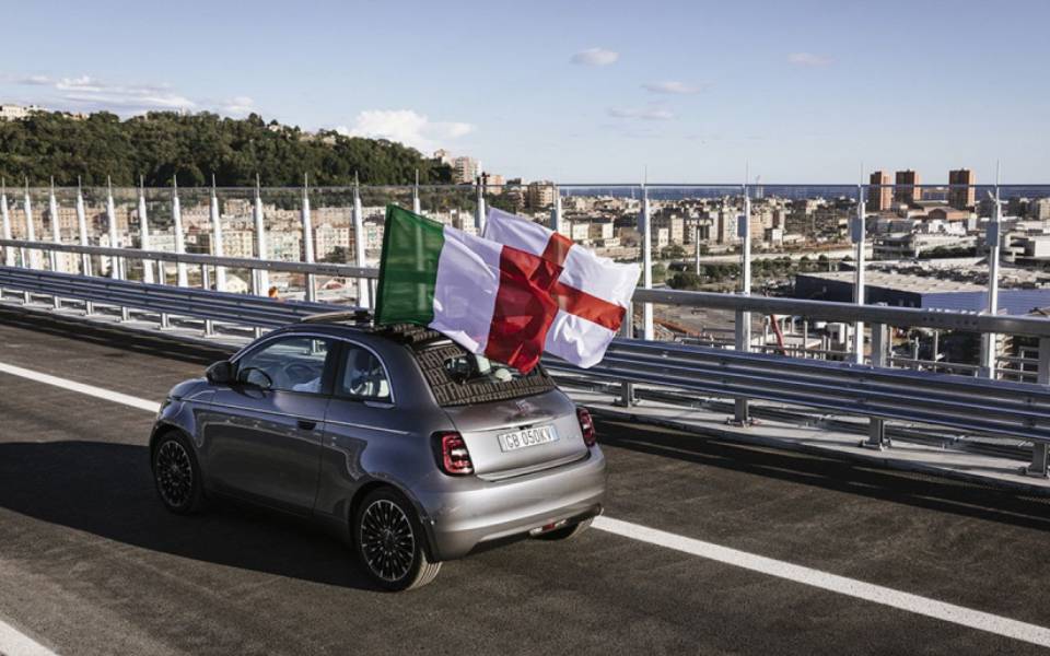 to-ηλεκτρικό-fiat-500-εγκαινιάζει-τη-νέα-γέφυρ-2391610