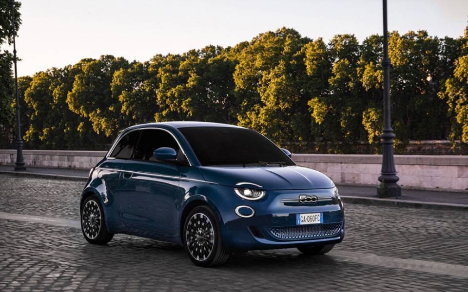 o-πρόεδρος-της-fiat-πραγματοποιεί-το-1ο-test-drive-το-2394376