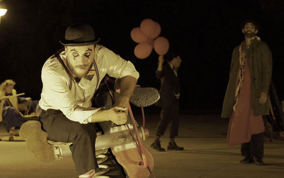 οι-βάκχες-στην-παιδική-χαρά-με-δικά-τ-2394440