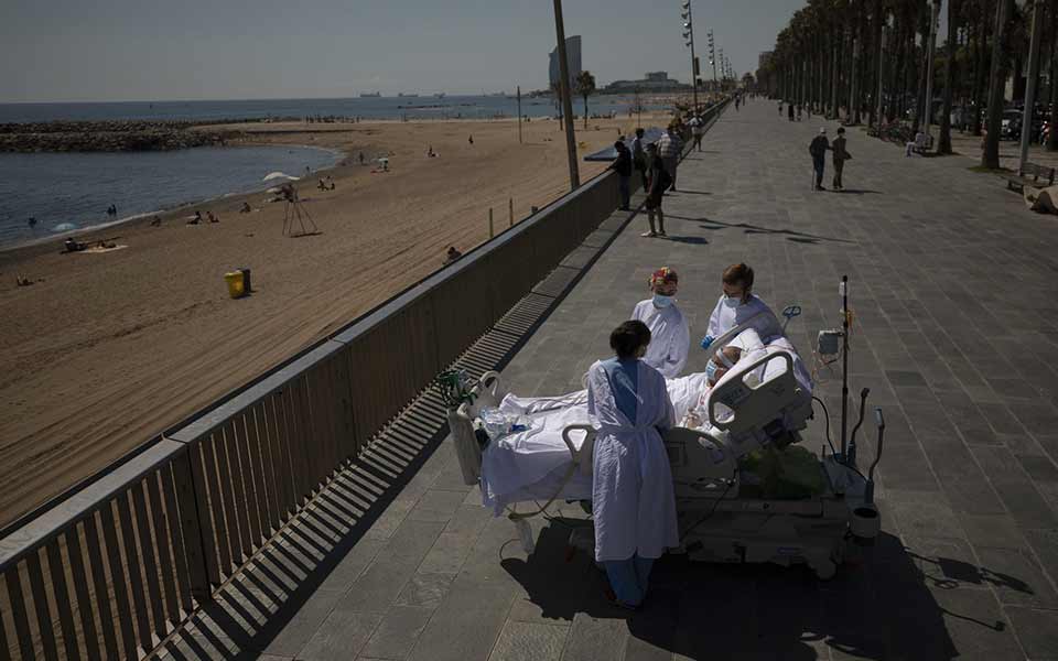 ισπανία-ανάρρωση-στην-παραλία-για-ασθ-561069913