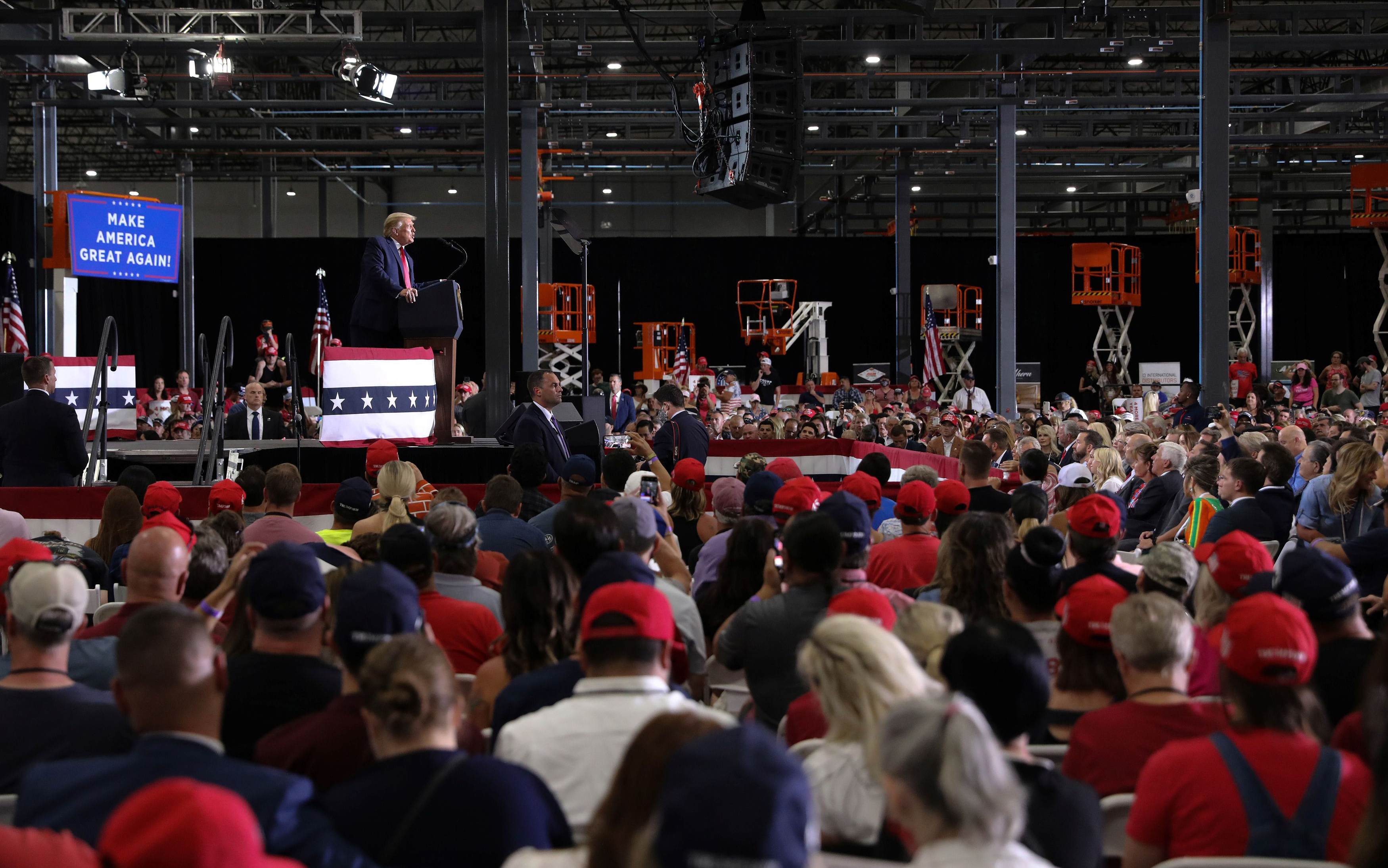συγκέντρωση-τραμπ-σε-κλειστό-χώρο-παρ-561077515
