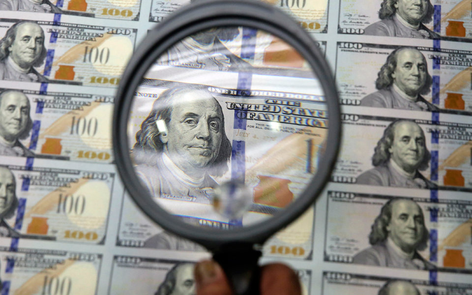 στο-κόκκινο-οι-μετοχές-στα-ύψη-το-δολάρ-561090676