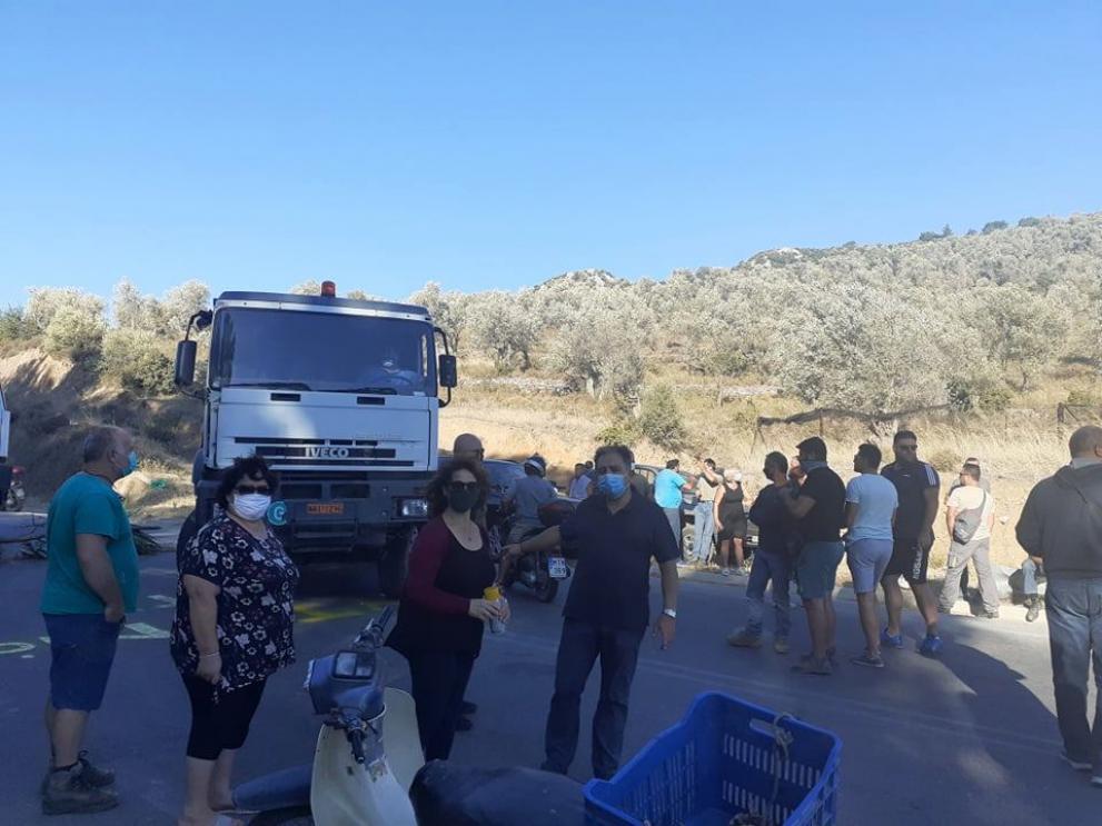 Μπλόκο των κατοίκων στον δρόμο που οδηγεί στο ΚΥΤ στη Μόρια-3