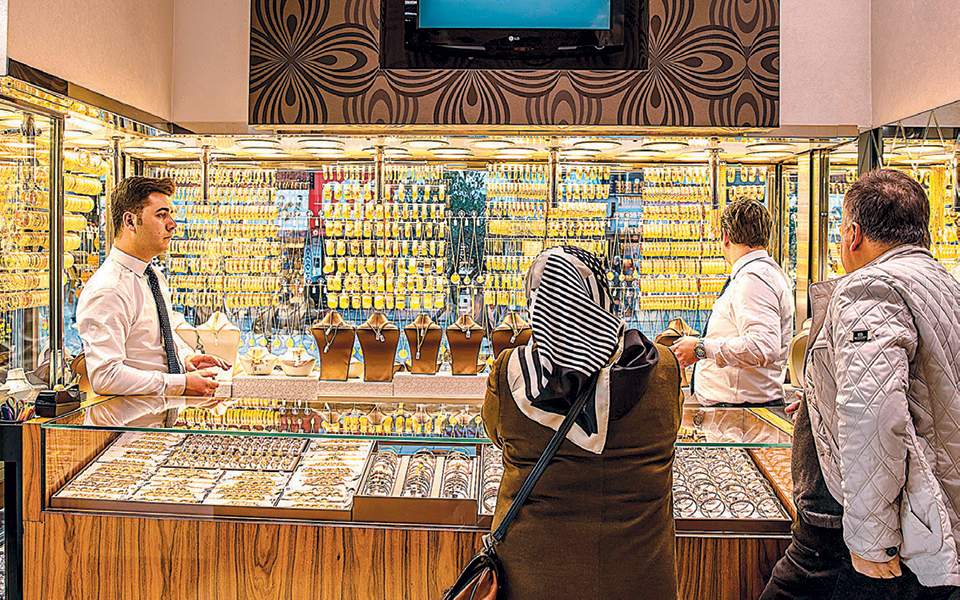 οι-τούρκοι-μαζεύουν-χρυσό-κάτω-από-τ-561074545