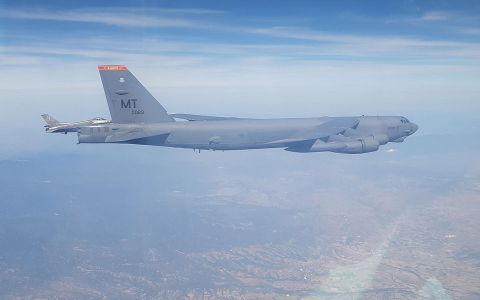 ελληνικά-f-16-συνόδευσαν-αμερικανικά-βομ-561081619