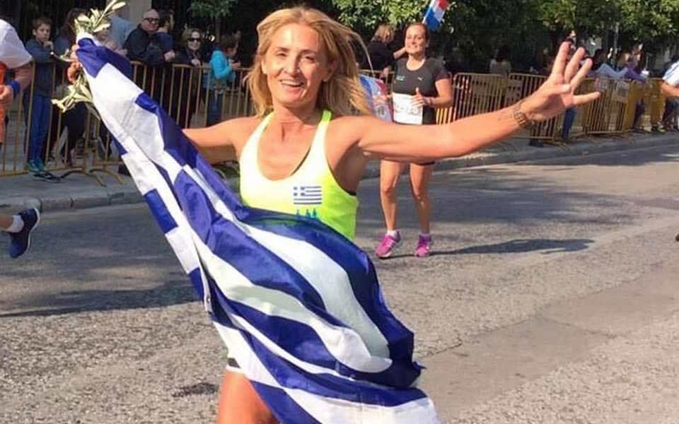 μαραθωνοδρόμοι-στο-πλευρό-των-κατοίκ-561088369