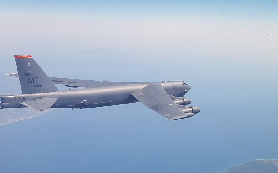 Ελληνικά F-16 συνόδευσαν αμερικανικά βομβαρδιστικά Β-52 στο FIR Αθηνών (φωτογραφίες)-1
