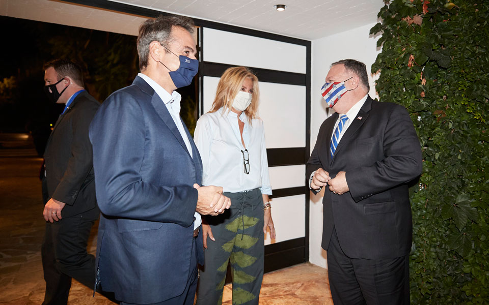 Χανιά: Υποδοχή Πομπέο στην οικία Μητσοτάκη-1