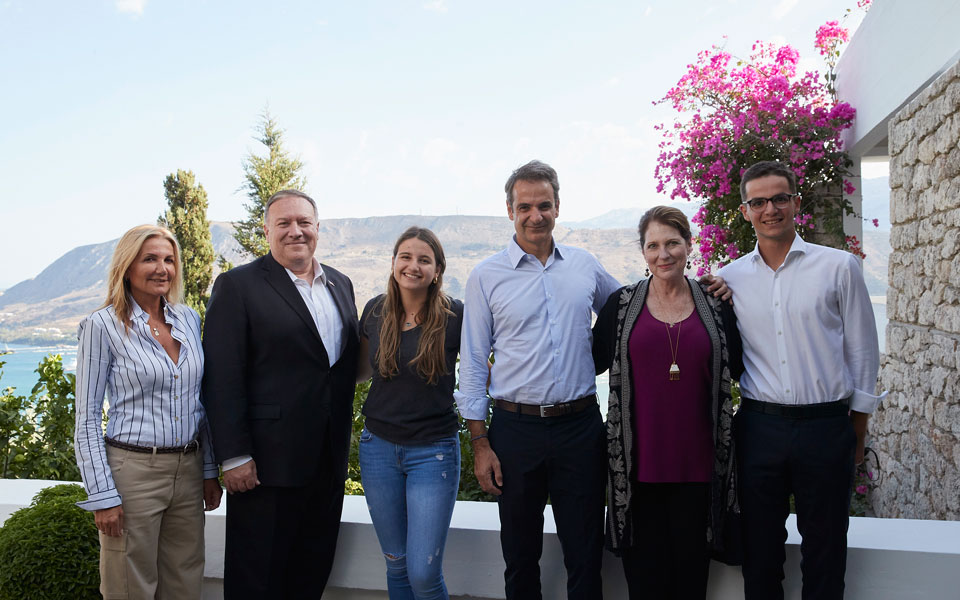 Στον αρχαιολογικό χώρο της Απτέρας ξεναγήθηκαν Μητσοτάκης – Πομπέο (εικόνες)-3