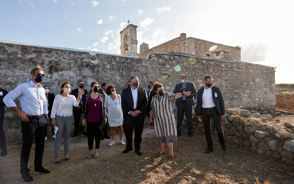 Στον αρχαιολογικό χώρο της Απτέρας ξεναγήθηκαν Μητσοτάκης – Πομπέο (εικόνες)-1