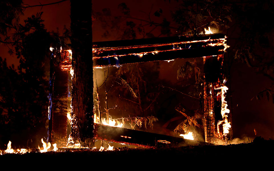 Μαίνεται η μάχη με τις φλόγες στην Καλιφόρνια – Επιχειρήσεις για τη διάσωση δεκάδων ατόμων-1