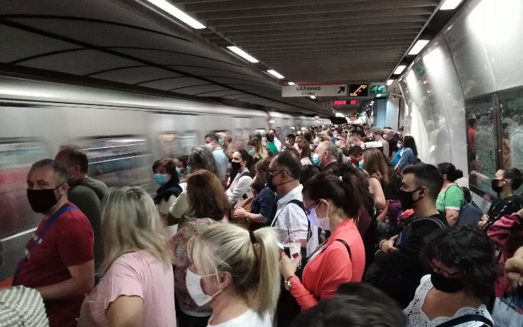 Εικόνες συνωστισμού στο μετρό – Στους βανδαλισμούς αποδίδει η ΣΤΑΣΥ τις καθυστερήσεις στη Γραμμή 1-1