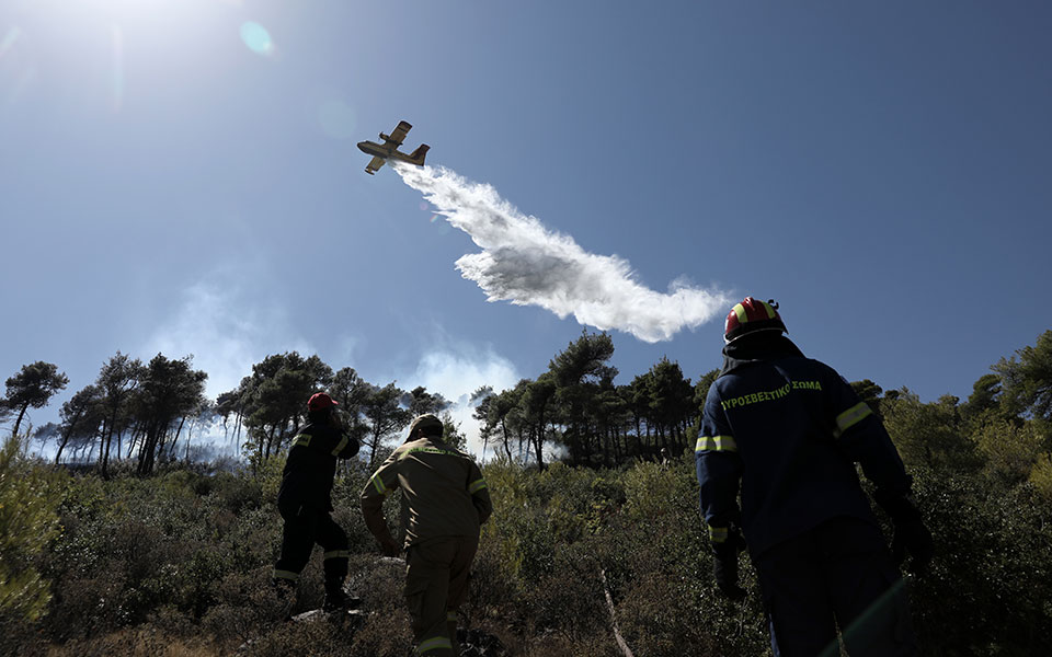 μαίνεται-η-πυρκαγιά-στα-καλύβια-εκκ-561072073