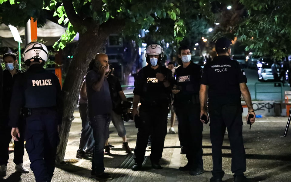 «Έφοδοι» της ΕΛ.ΑΣ. σε πλατείες για την αποτροπή συνωστισμού-1