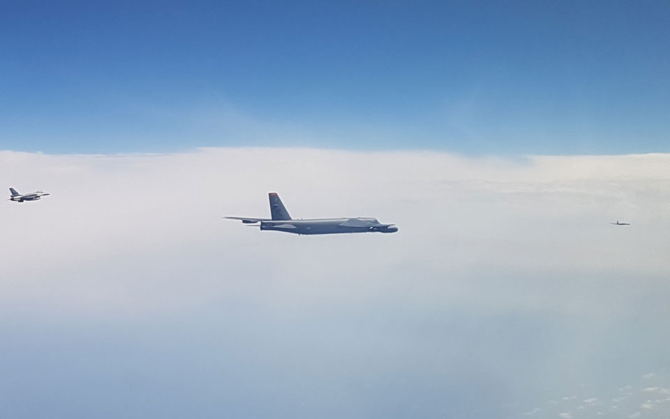 Ελληνικά F-16 συνόδευσαν αμερικανικά βομβαρδιστικά Β-52 στο FIR Αθηνών (φωτογραφίες)-2