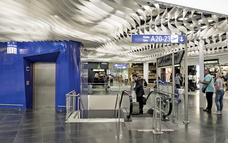 πτώση-60-στην-κίνηση-στο-αεροδρόμιο-αθην-561064768