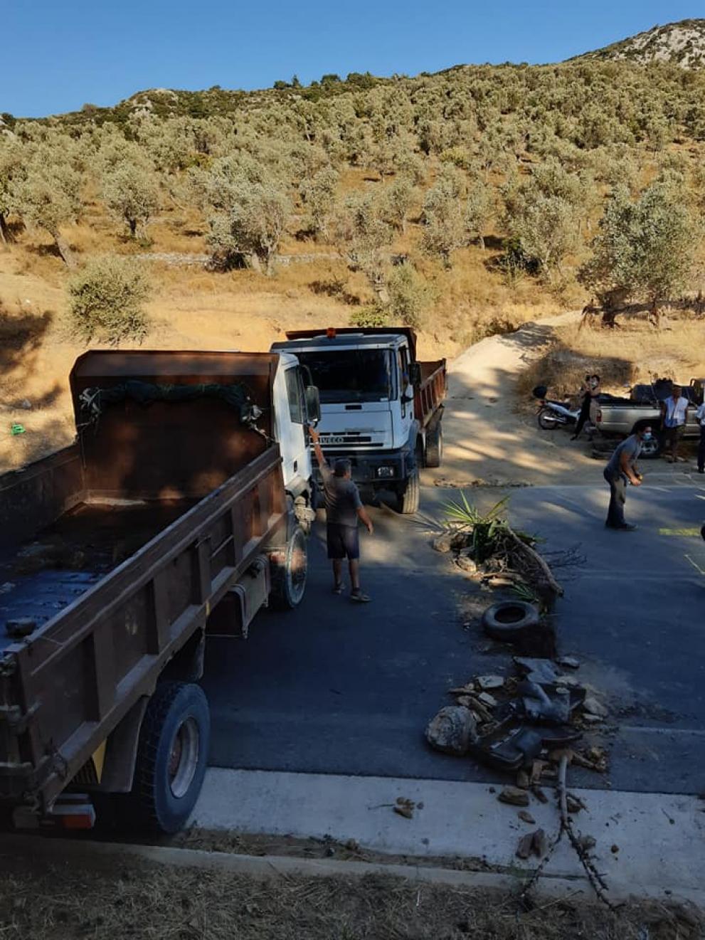 Μπλόκο των κατοίκων στον δρόμο που οδηγεί στο ΚΥΤ στη Μόρια-1