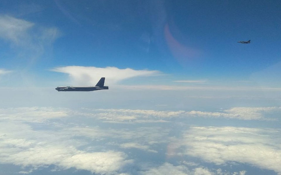 Ελληνικά F-16 συνόδευσαν αμερικανικά βομβαρδιστικά Β-52 στο FIR Αθηνών (φωτογραφίες)-3