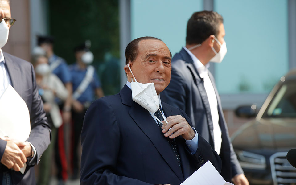 ελαβε-εξιτήριο-έχοντας-νικήσει-τον-ιό-561078637