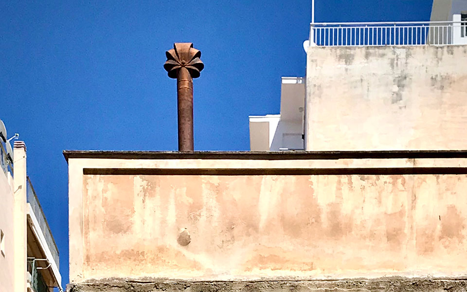 ενα-λοφίο-του-γκαουντί-μια-φέτα-ζωής-στ-561075676