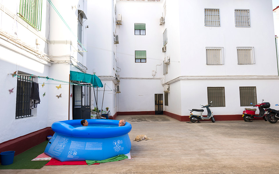 η-δημοκρατία-της-πισίνας-561069181