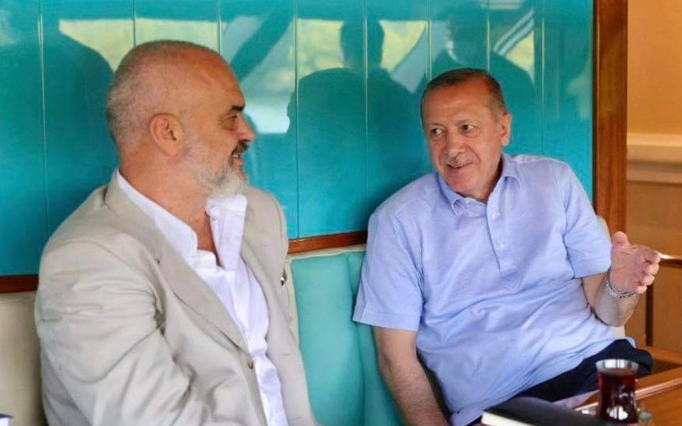 οι-διμερείς-σχέσεις-και-ο-κορωνοϊός-στ-561079930