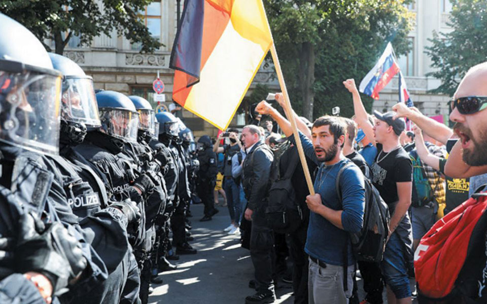 συνωμοσιολόγοι-και-ακροδεξιοί-κατά-τ-561068230