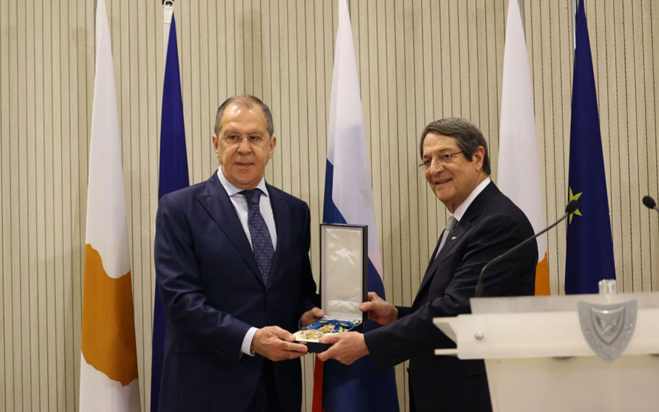 στην-κύπρο-ο-ρώσος-υπεξ-παρασημοφορή-561070093
