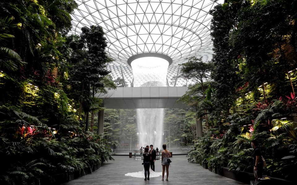 τι-κάνει-το-αεροδρόμιο-της-σιγκαπούρη-561095599