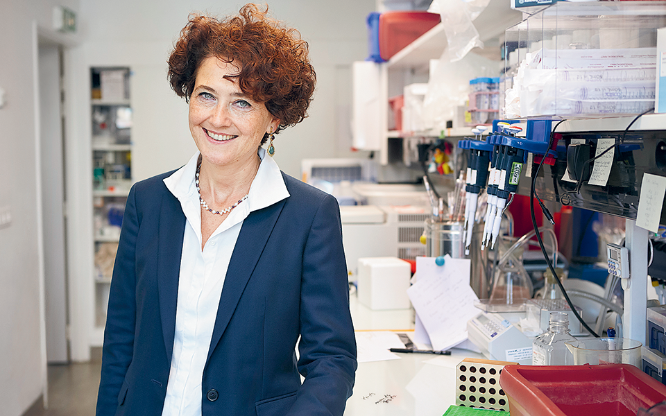 η-κορυφαία-γενετίστρια-ιντιθ-χερντ-στ-561076927