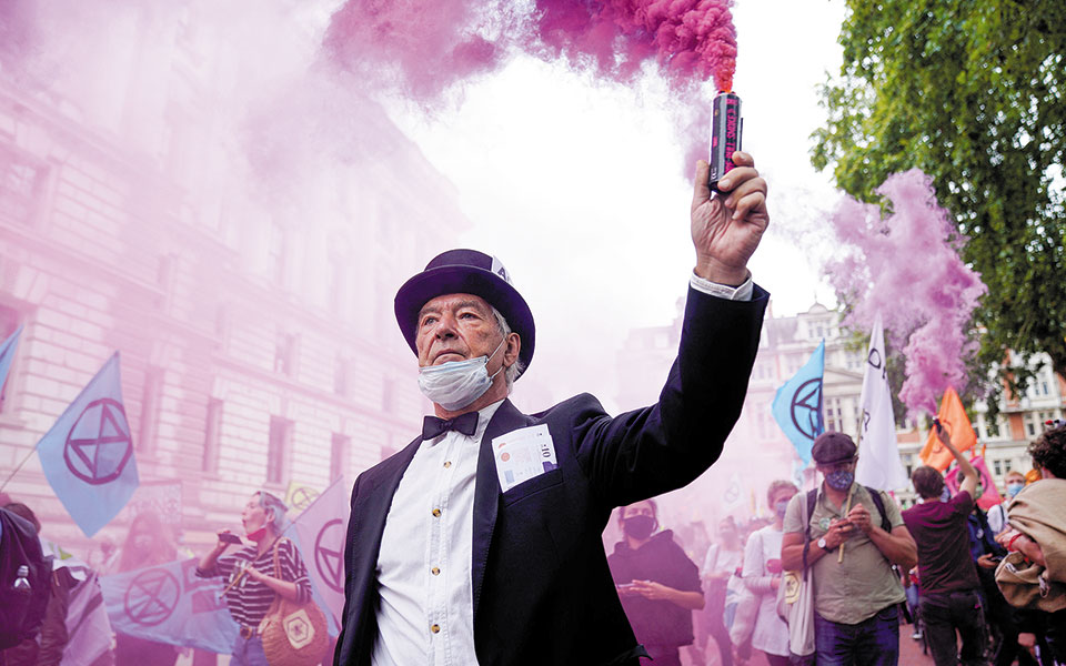 ακτιβιστές-κόλλησαν-στο-ουέστμινσ-561065680