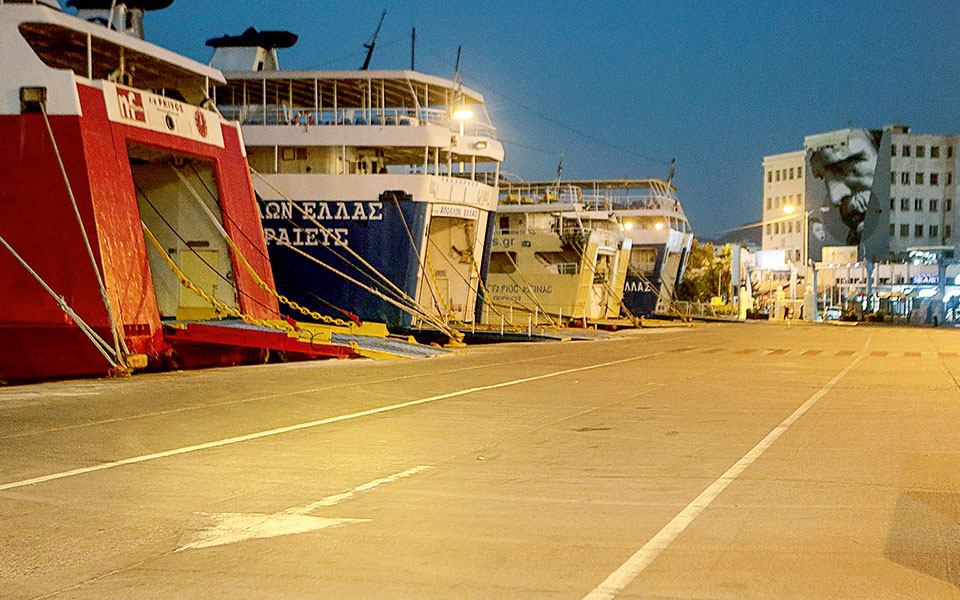 υποχώρησε-60-η-επιβατική-κίνηση-στην-ακτ-561065821