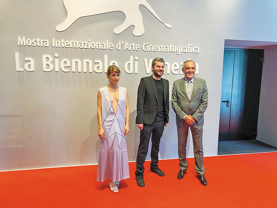 Μόστρα με «Μήλα» και μανιφέστα-1