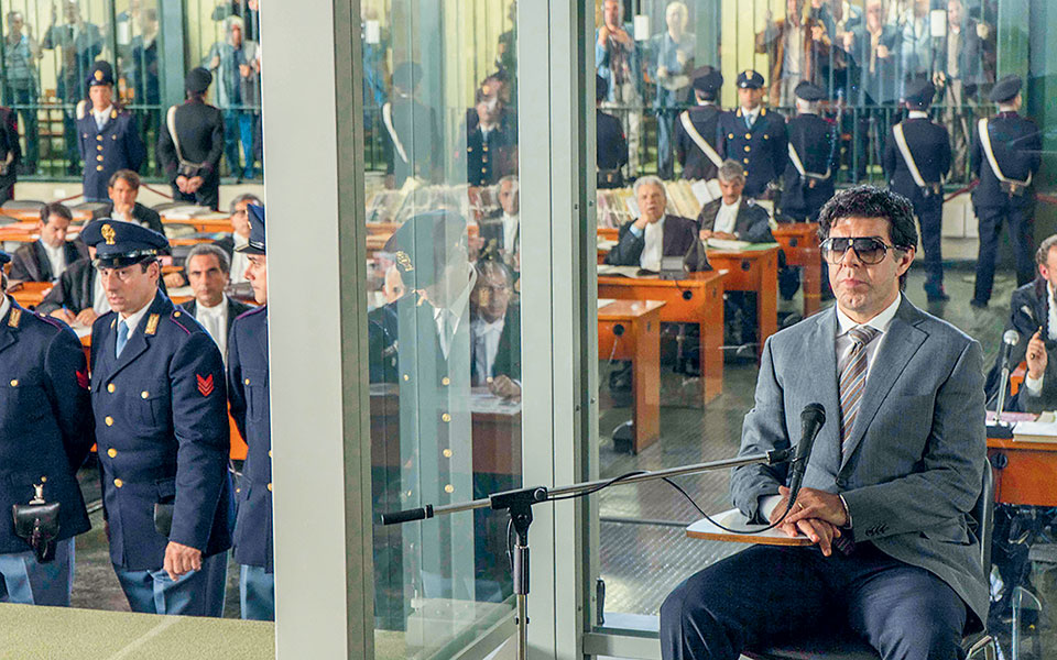 ξεσκεπάζοντας-τη-μαφία-από-μέσα-561076411