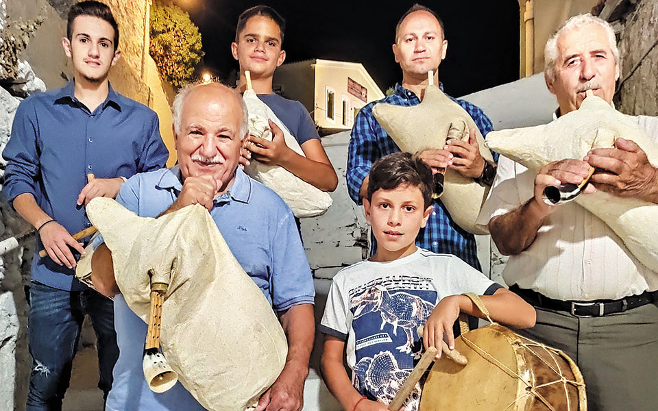 οι-τσαμπούνες-δοξάζουν-τον-διόνυσο-561074590