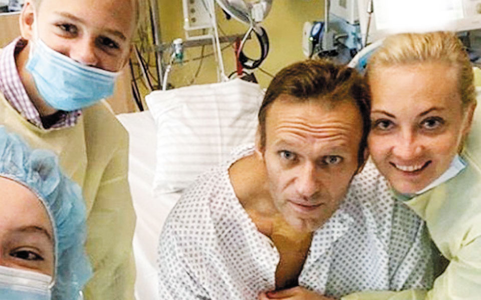 η-πρώτη-selfie-του-ναβάλνι-από-το-νοσοκομείο-561080317