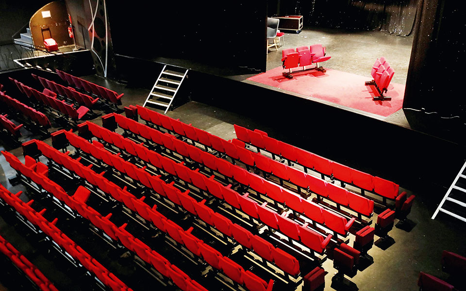 μια-βαθιά-ανάσα-για-τον-χώρο-του-θεάτρο-561080638